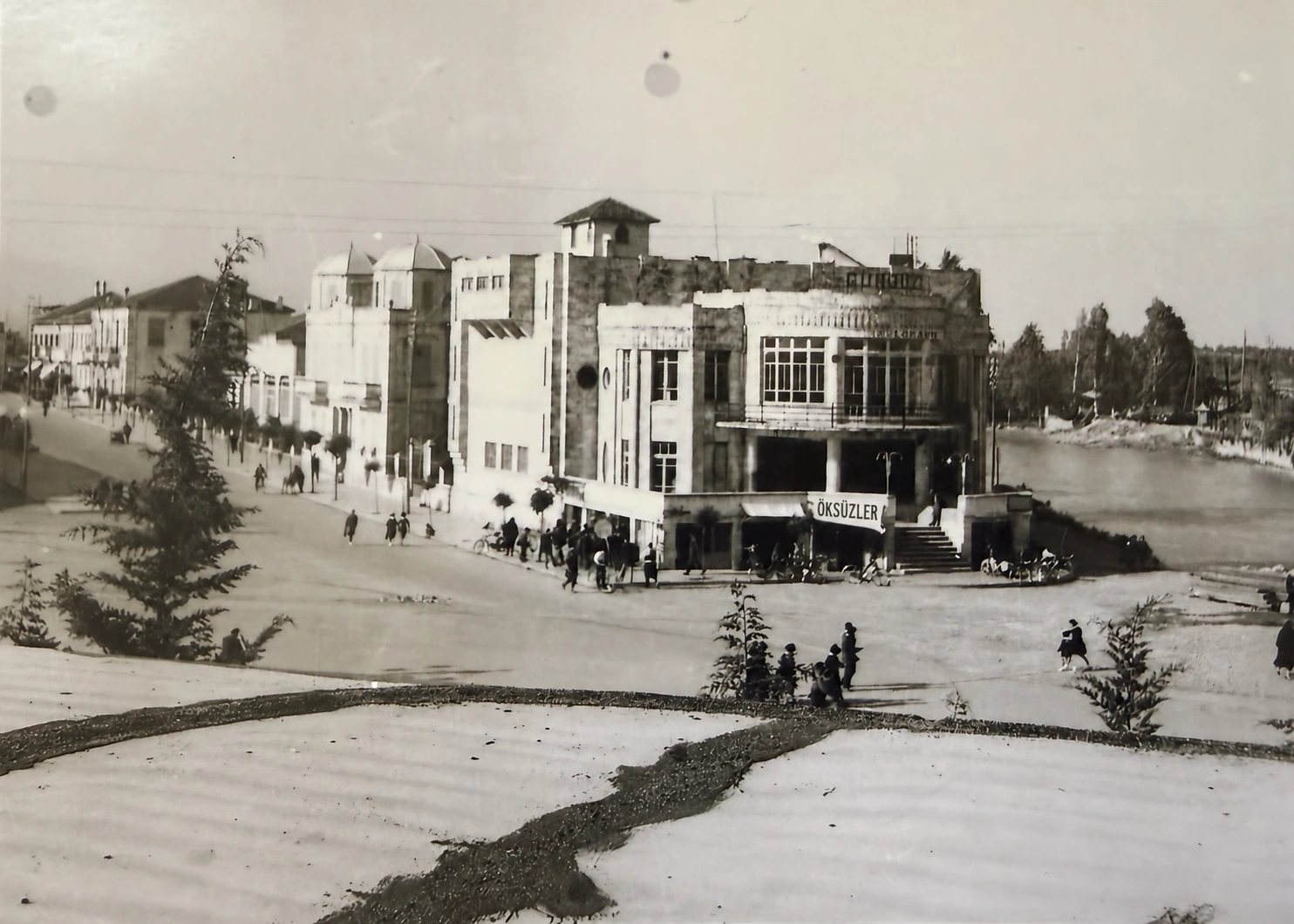 Antakya’daki tarihi dükkân görünümü — Öksüzler tabelası eklenerek düzenlenmiş fotoğraf