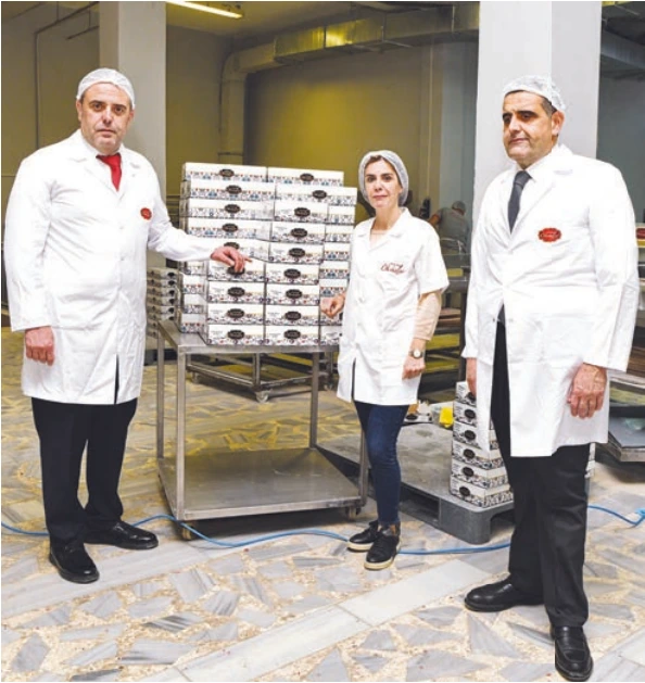 Öksüzler üretim ekibi, hazırlanan ürünlerle birlikte