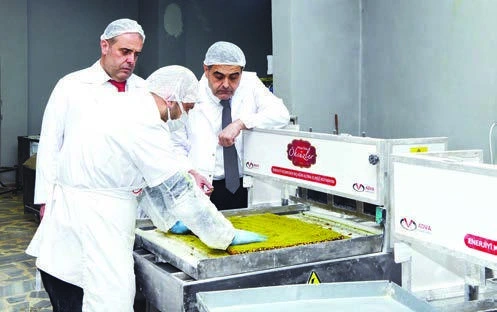 Öksüzler üretim tesisinde lokum hazırlayan ekip